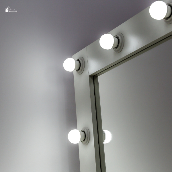 close up image of lighted vanity mirror