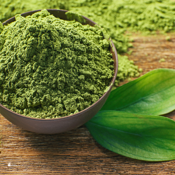 greens powder in a wooden table